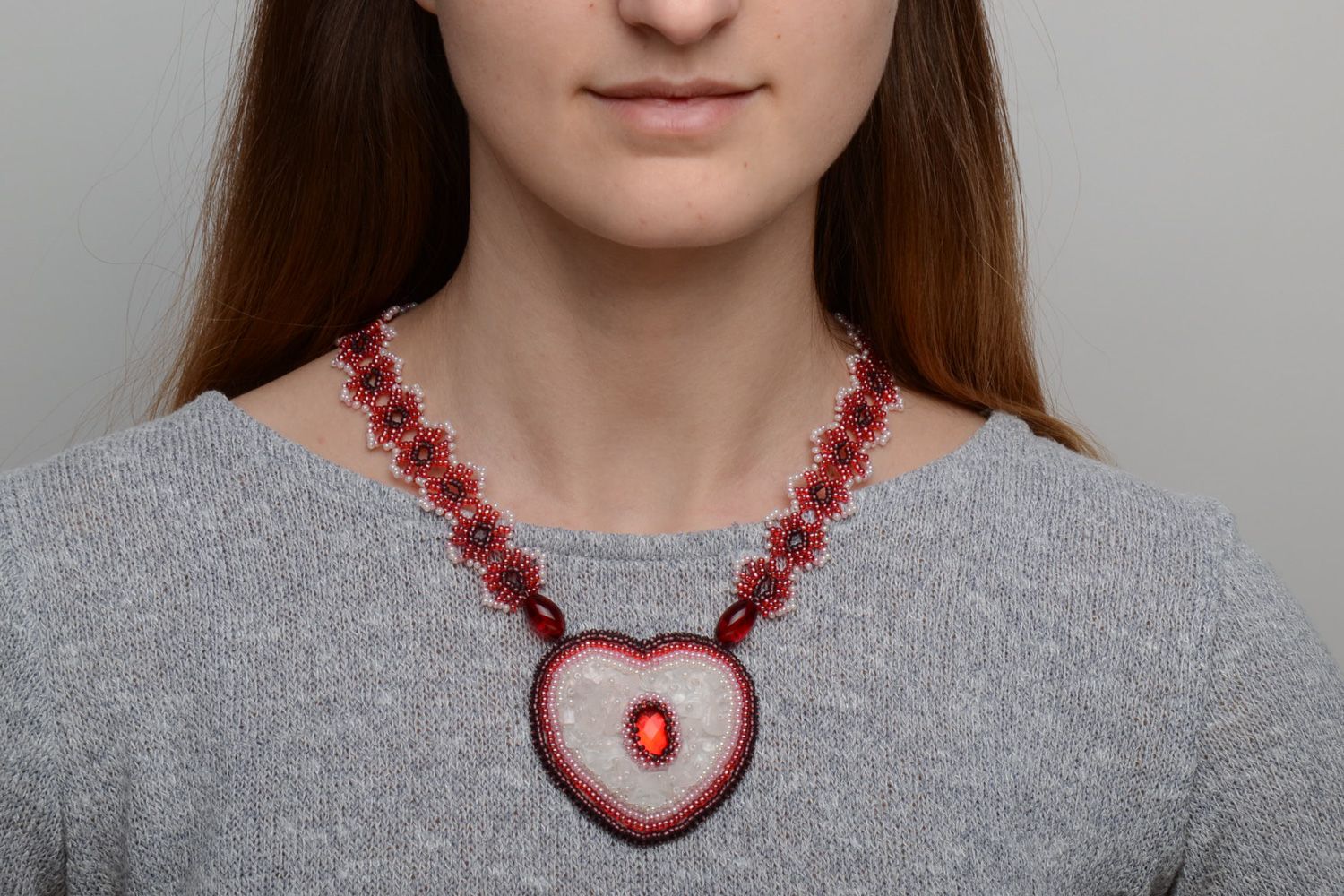 Roter volumiger handgemachter Anhänger in Form vom Herzen für Frauen aus Glasperlen und Leder foto 1