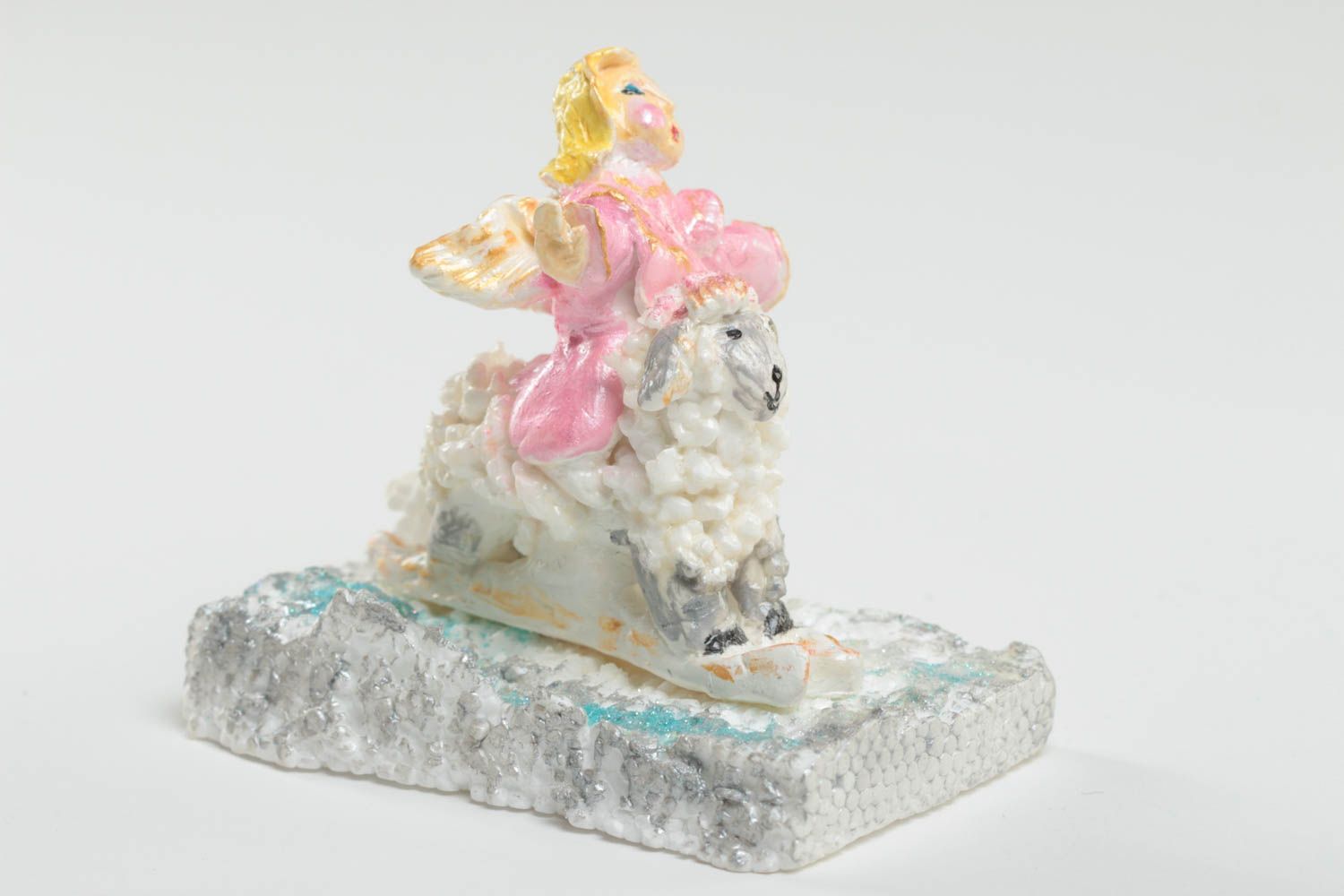 Маленькая статуэтка из полимерной глины в виде ангела на барашке ручная работа фото 2