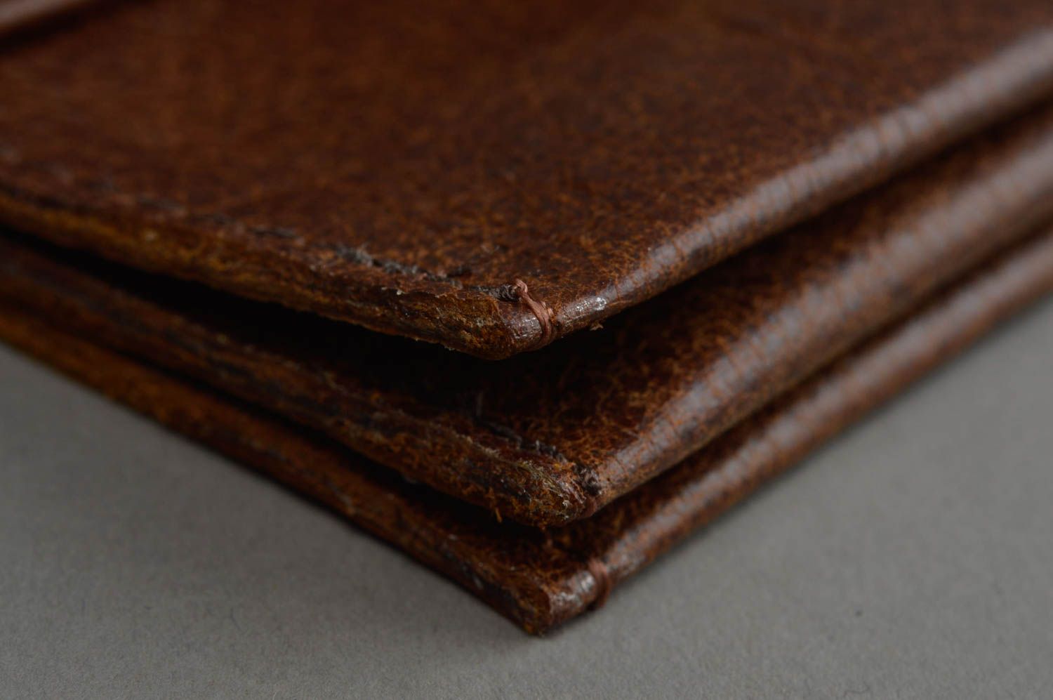 Большой бумажник из натуральной кожи ручной работы коричневый мужской авторский фото 5