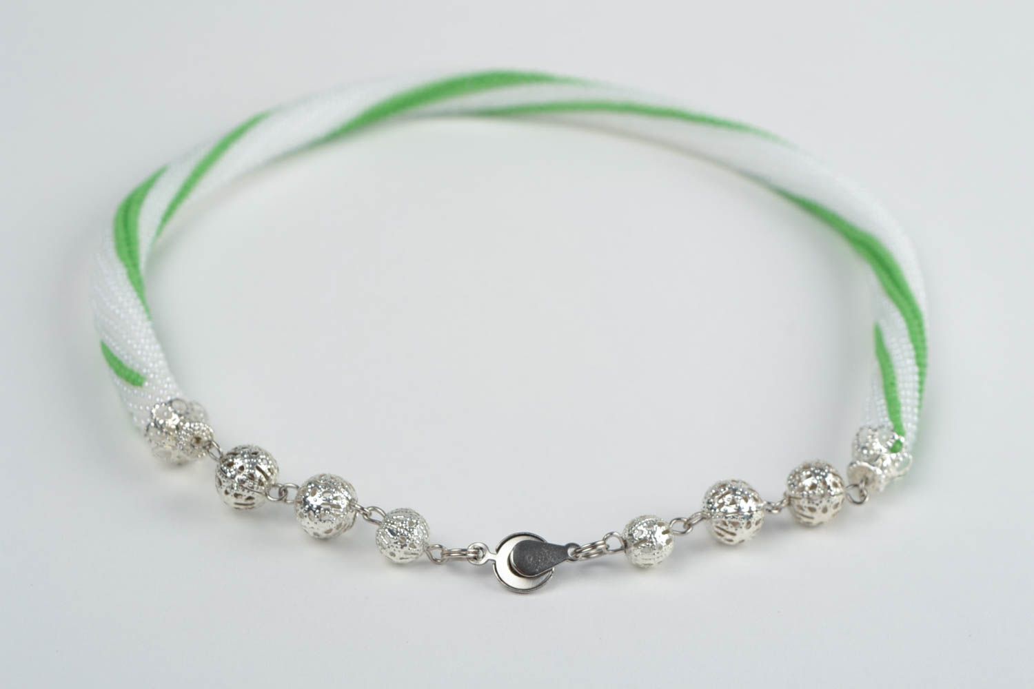 Collier spirale en perles de rocaille tchèques fait main au crochet blanc-vert photo 5