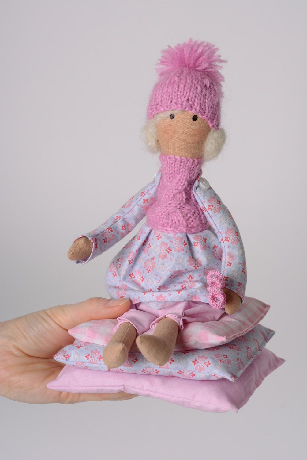 Poupée décorative en tissu faite main design original Princesse au petit pois photo 3