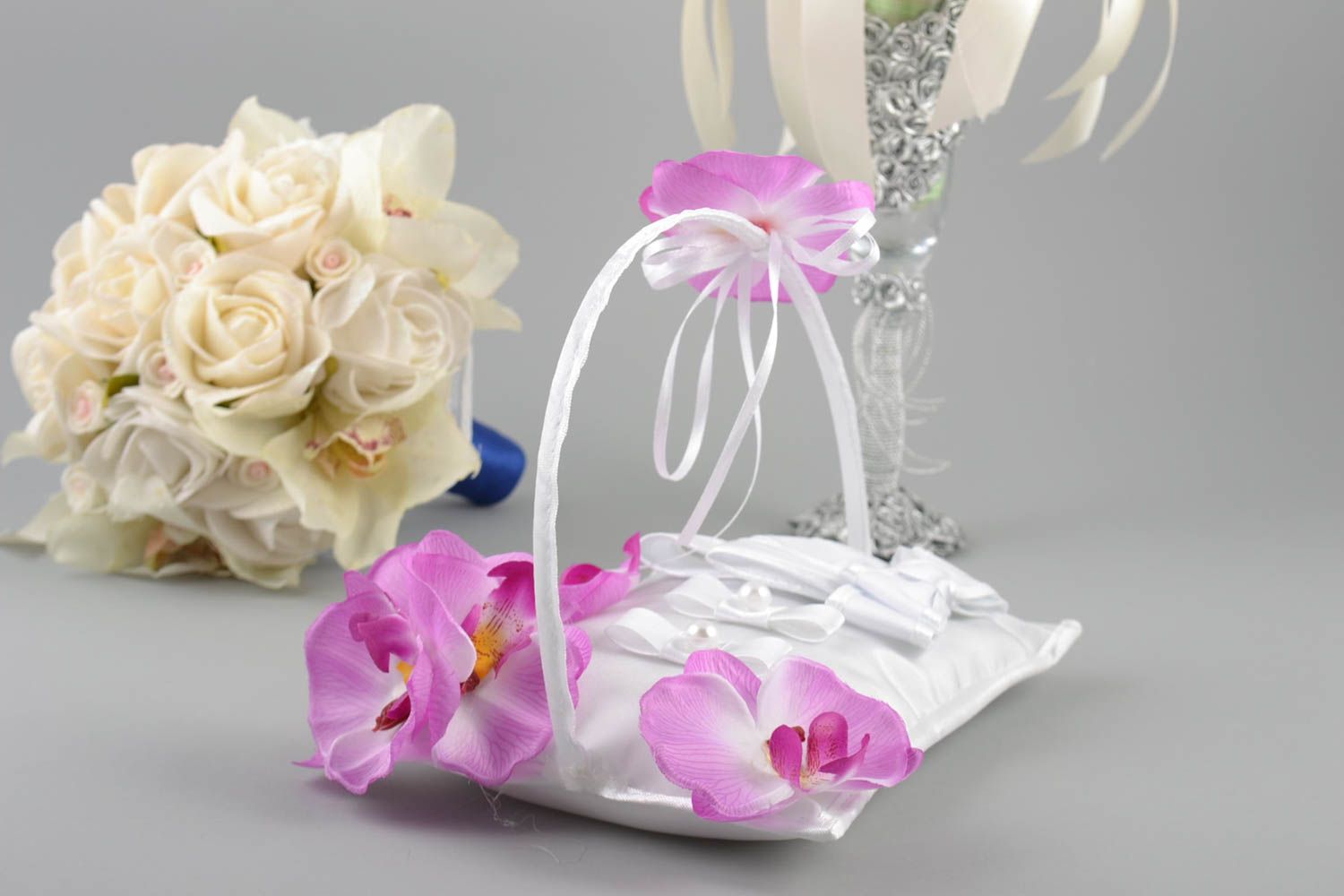Оригинальная подушечка для колец с ручкой и цветами орхидеями ручной работы фото 1