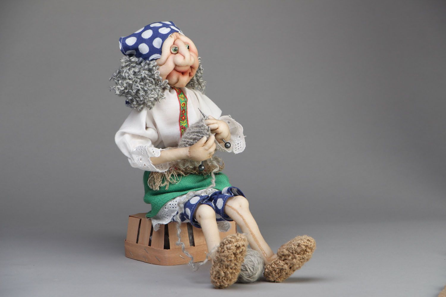 Чулочная кукла Бабка-ежка рукодельница фото 1
