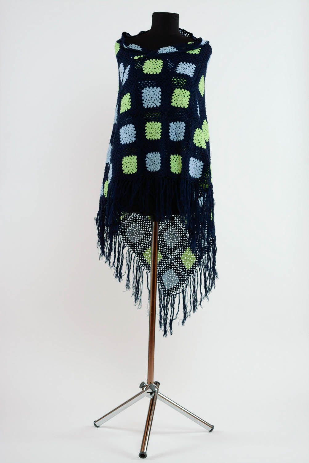 Châle tricoté main en demi-laine photo 2
