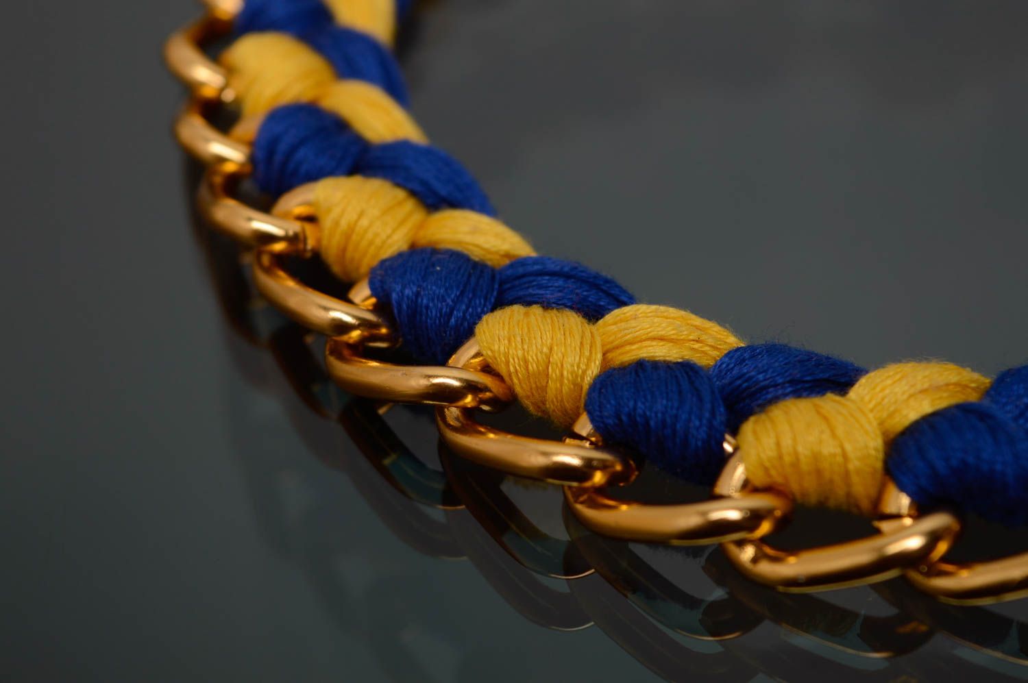 Collier tressé en fils moulinés et chaîne bleu-jaune  photo 4