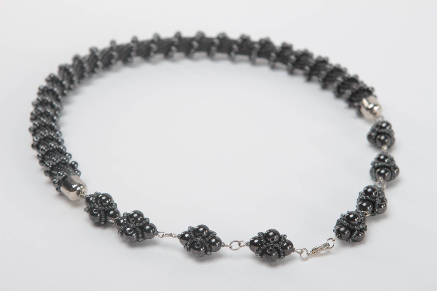 Collier spirale Bijou fait main noir perles rocaille Accessoire femme design photo 4