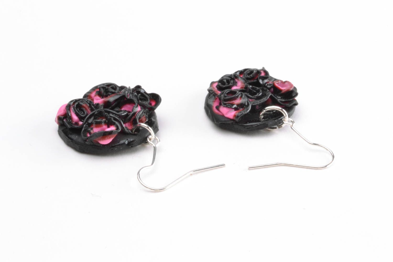 Boucles d'oreilles fait main noires et roses en pâte polymère  photo 2