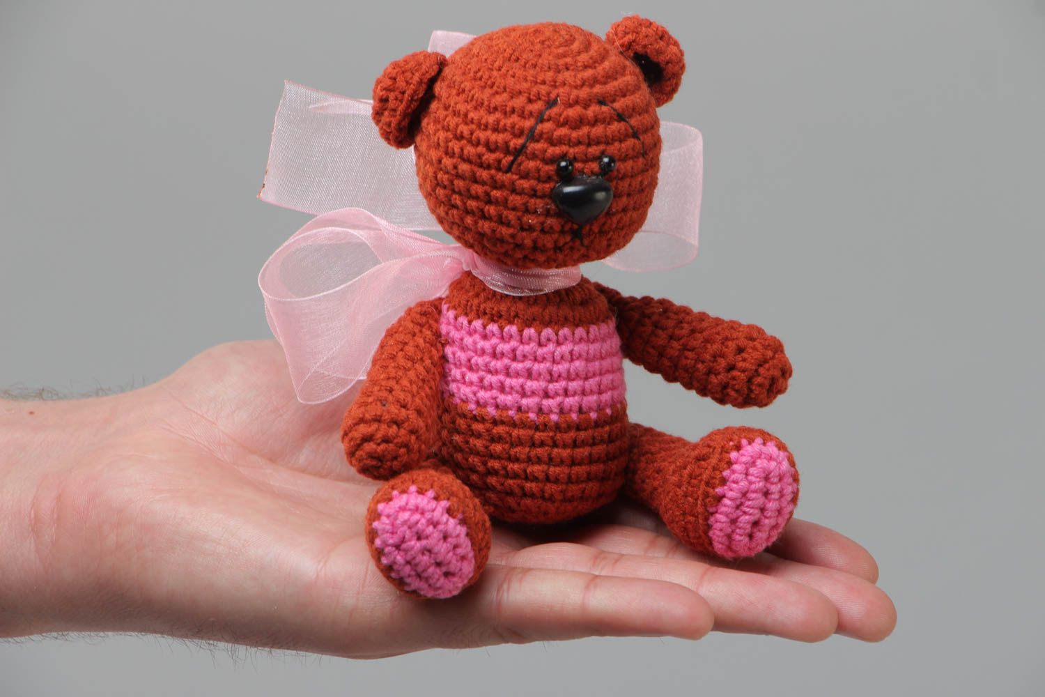 Мягкая вязаная игрушка в виде медвежонка коричневая с розовым ручная работа фото 5