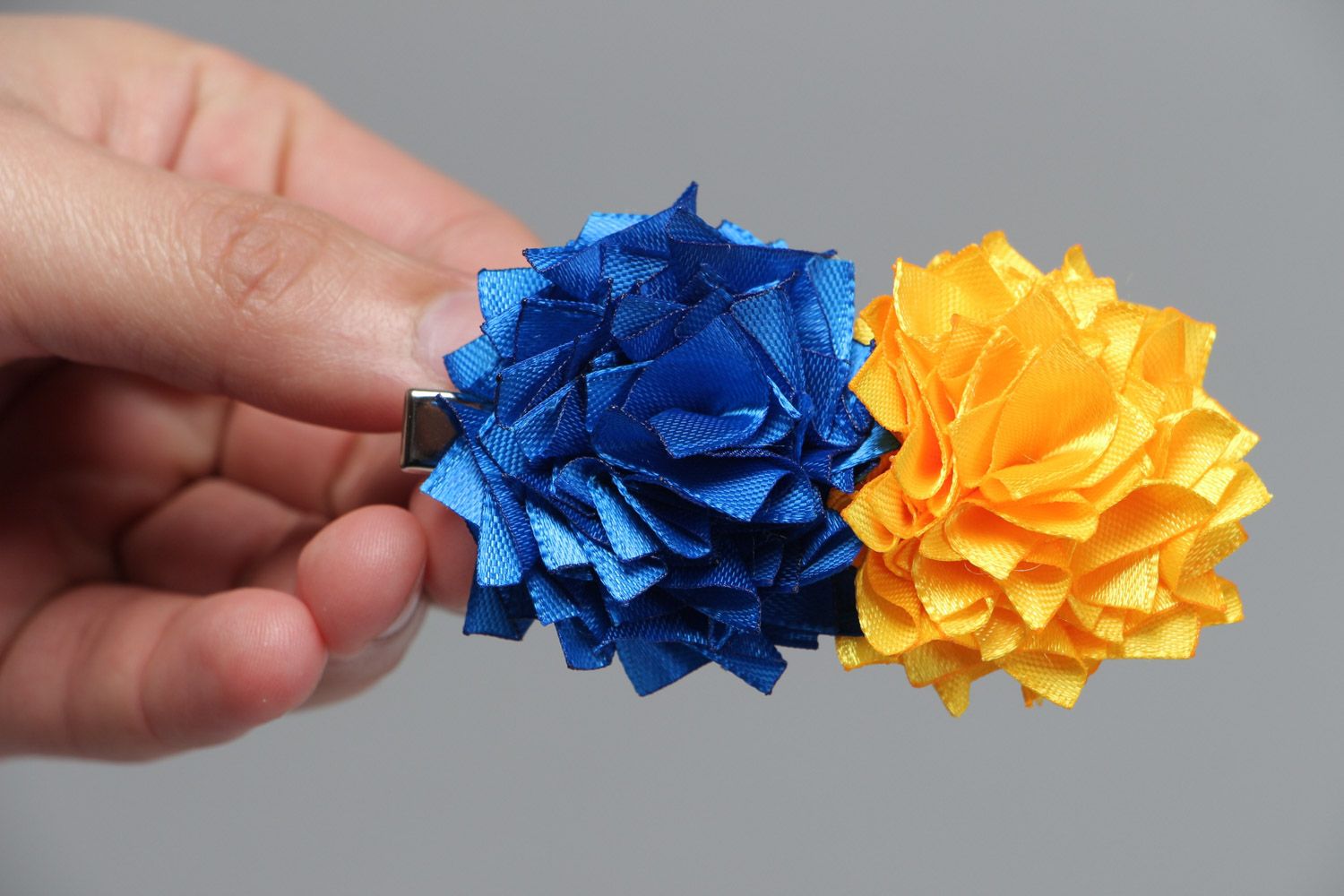Заколка для волос из атласных лент ручной работы в виде желтого и синего цветков фото 5