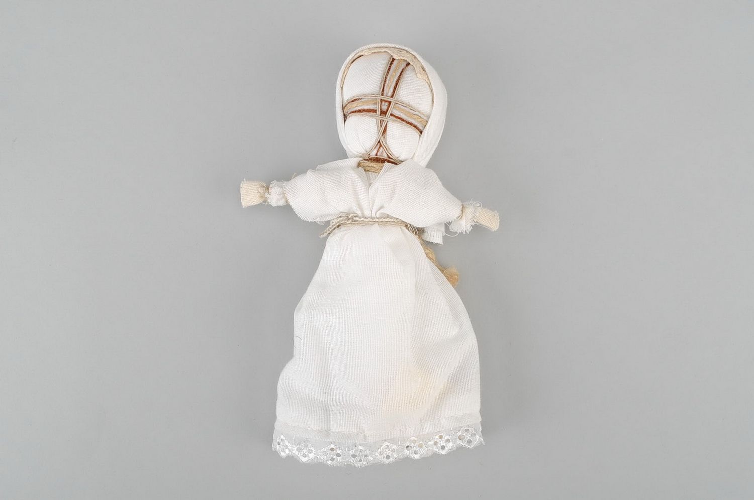 Slawische handmade Puppe im weißen Kleid foto 3