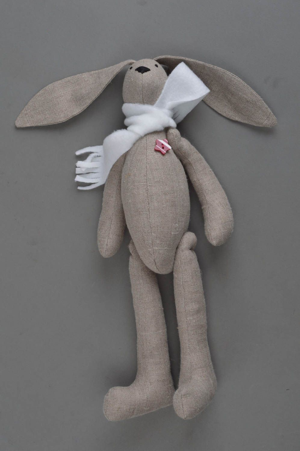 Petite peluche lapin gris en lin avec écharpe faite main originale jouet photo 3