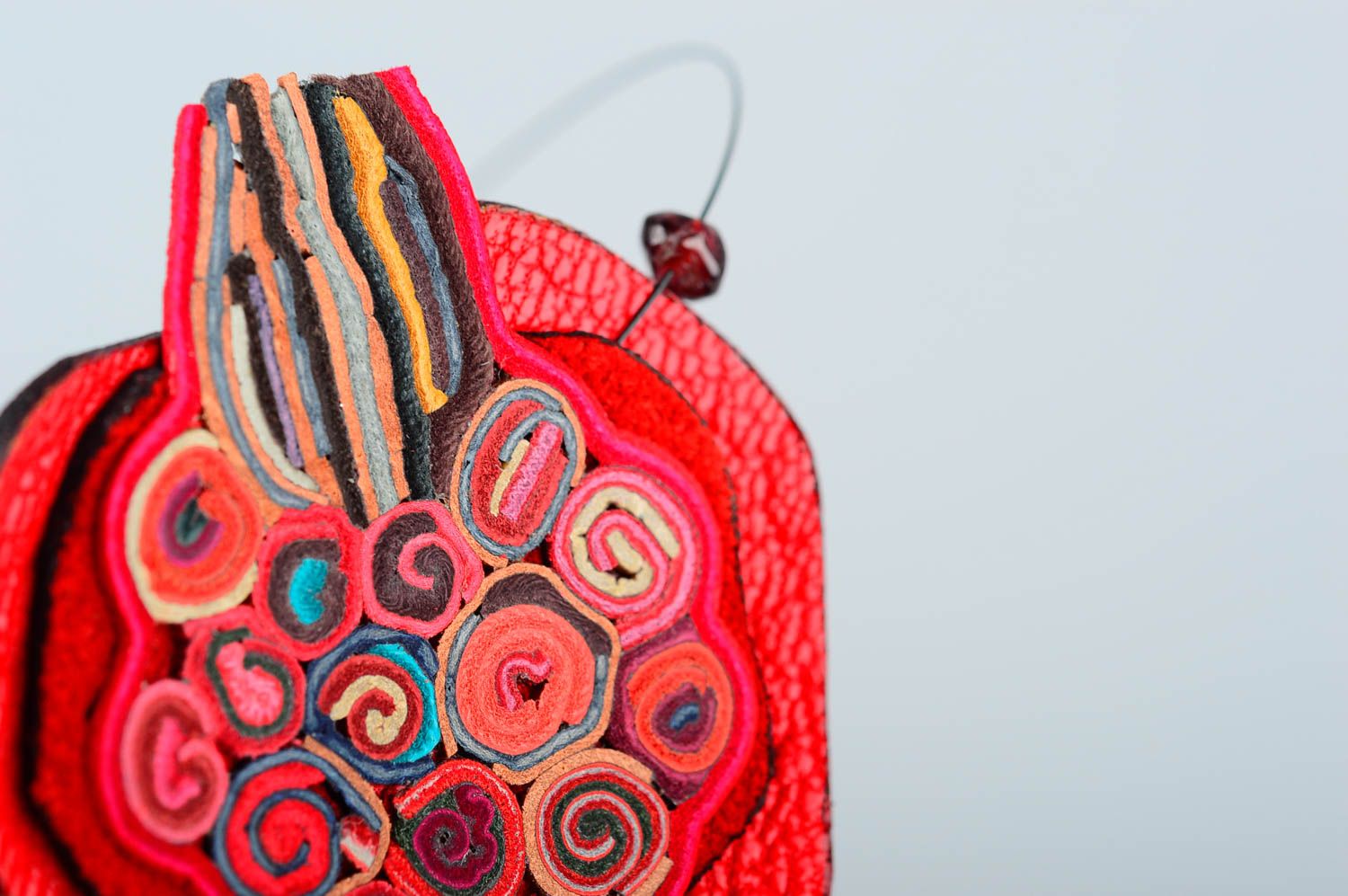Женский кулон украшение ручной работы кулон из кожи в красных тонах красивый фото 4