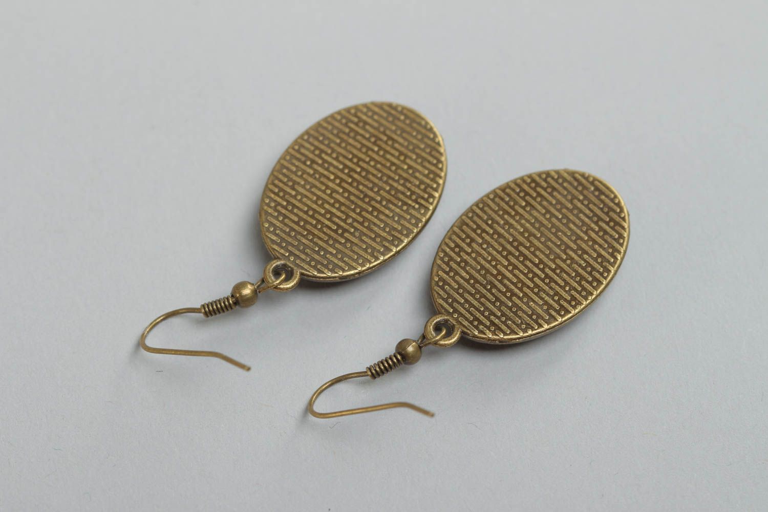 Boucles d'oreilles pendantes métal pâte polymère motif abstrait faites main photo 4