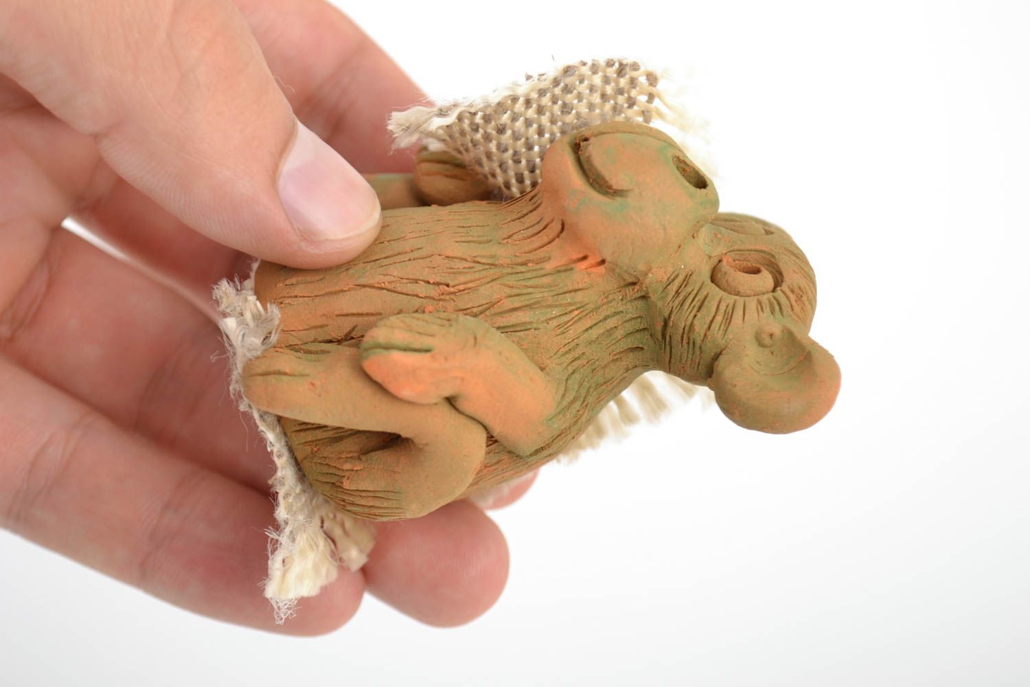 Фигурка из глины обезьянка в шали маленькая коричневая ручной работы смешная фото 2