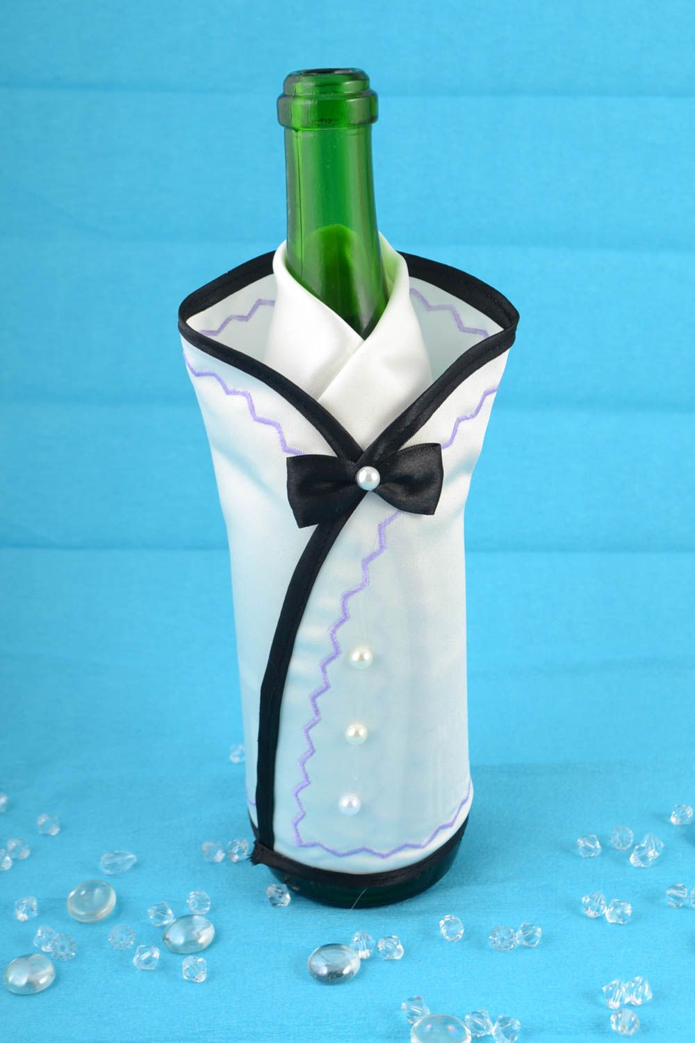 Одежда жениха на бутылку шампанского из атласа свадебный аксессуар ручной работы фото 1
