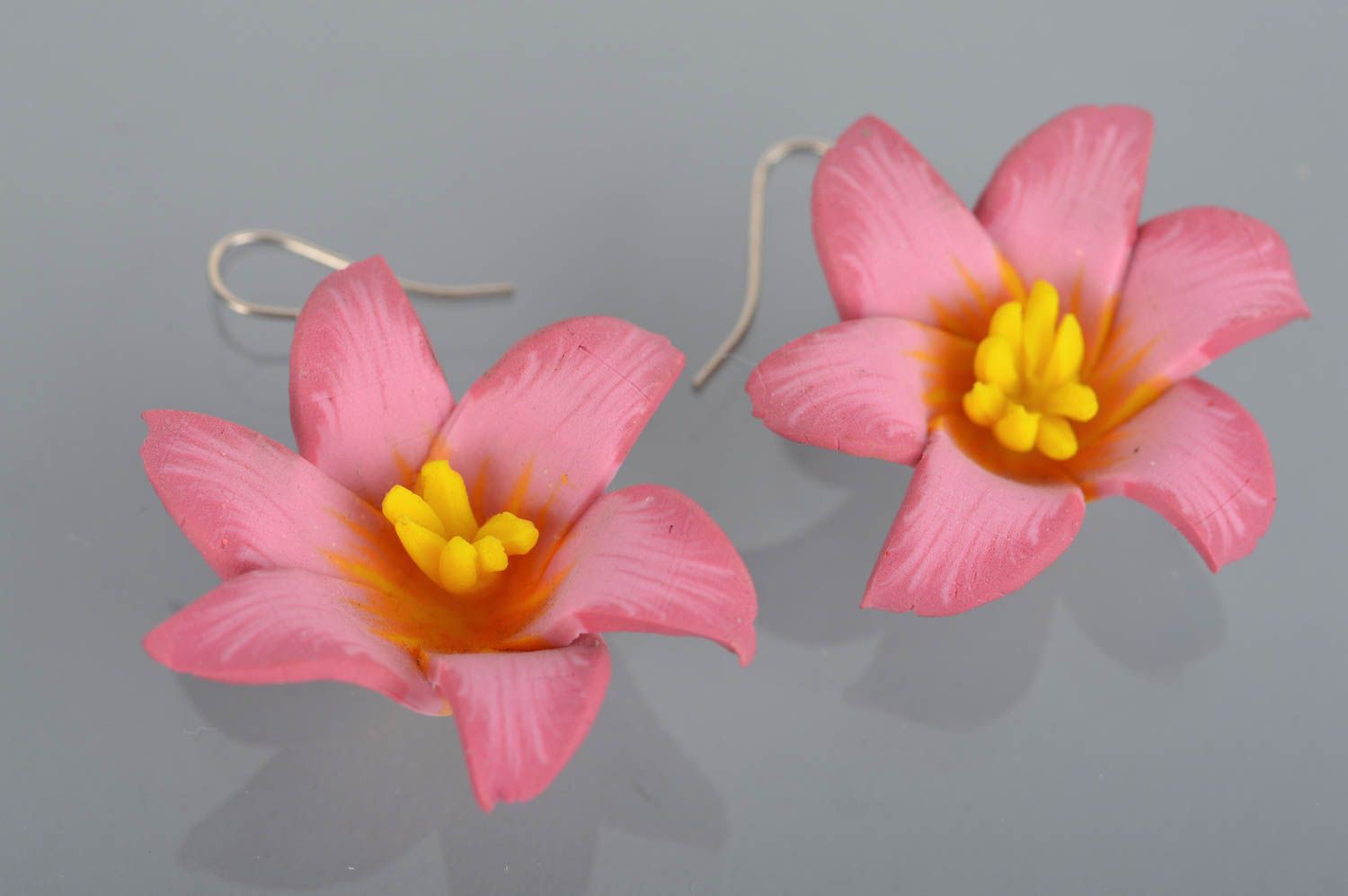 Jolies boucles d'oreilles fleurs pendantes faites main en pâte polymère roses photo 2