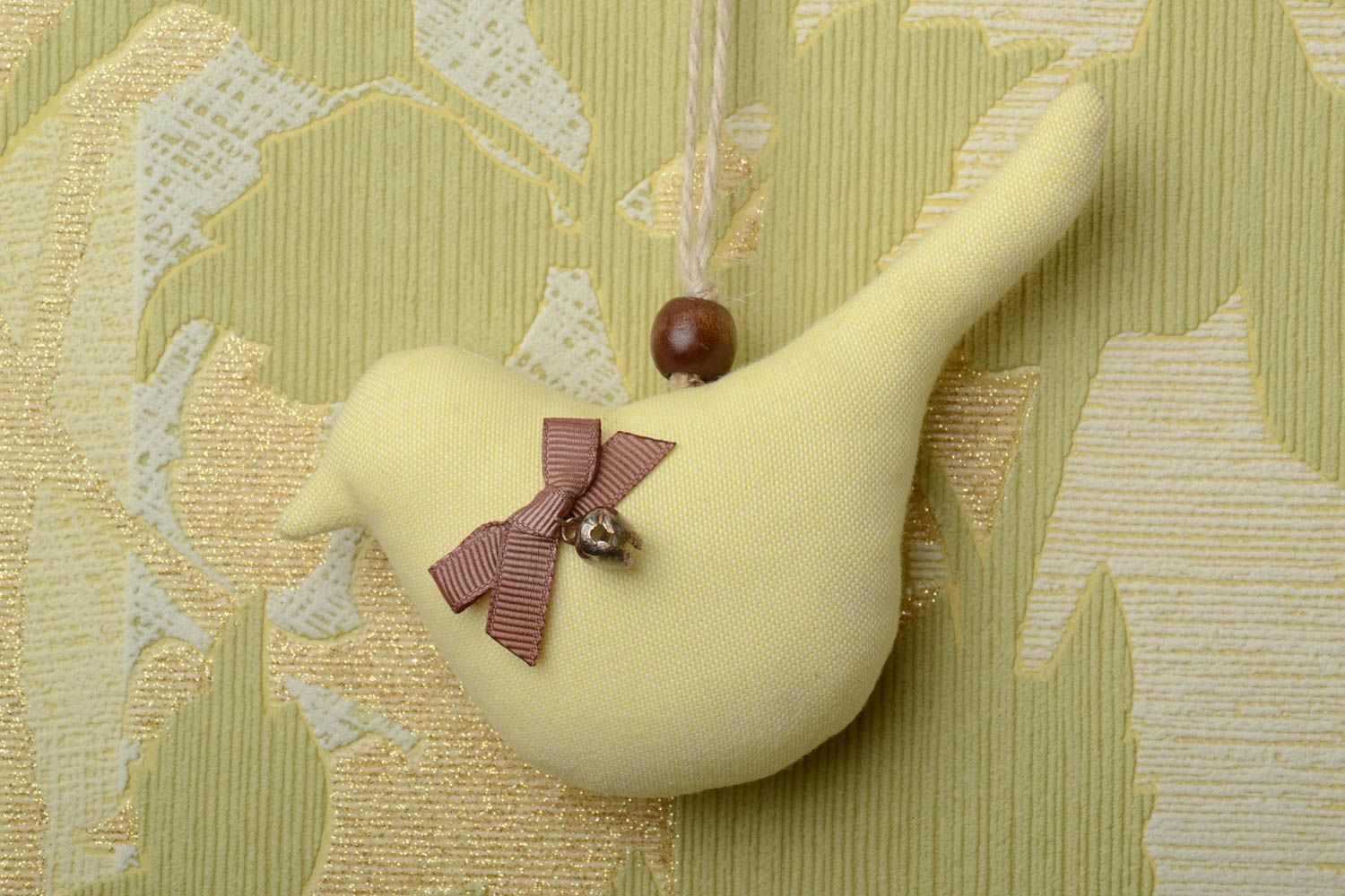 Интерьерная подвеска птичка из хлопковой ткани с петелькой текстильный декор фото 1