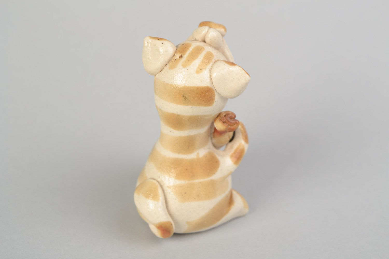 Figura cerámica artesanal pintada gato con salchicha para decoración foto 5