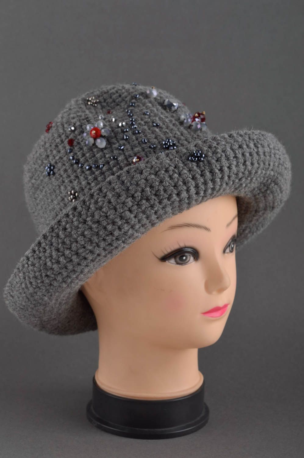 Handmade gehäkelter Hut Geschenk für Frau moderner Hut aus Wolle grau  foto 1
