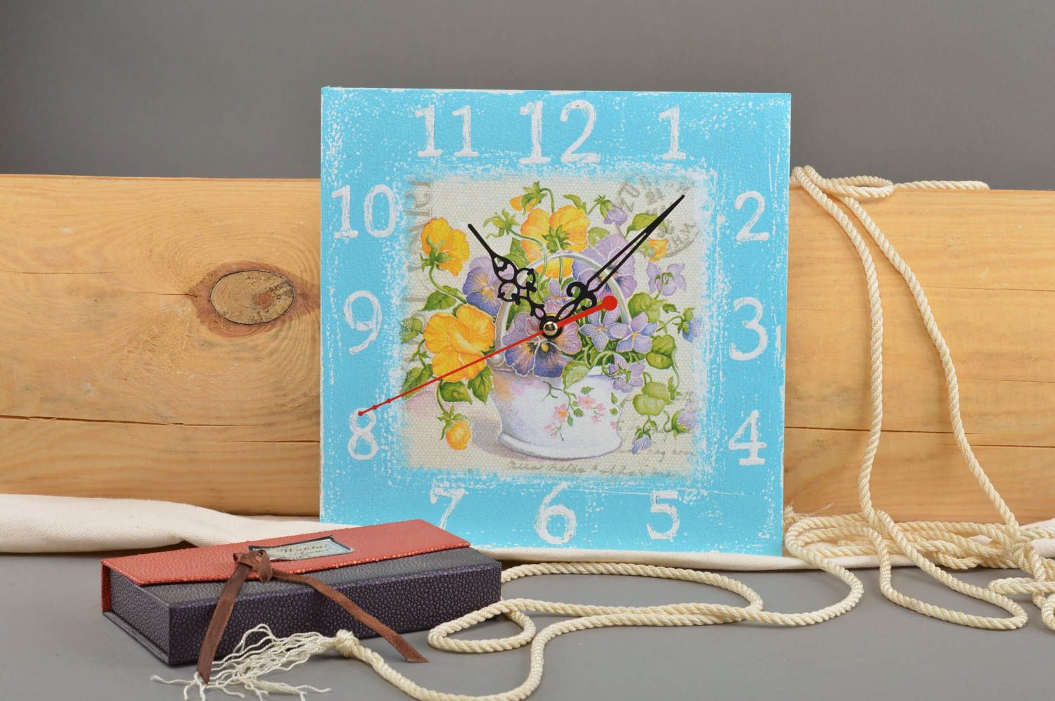 Часы в технике декупаж из ДСП квадратные с цветами на кухню ручной работы фото 1