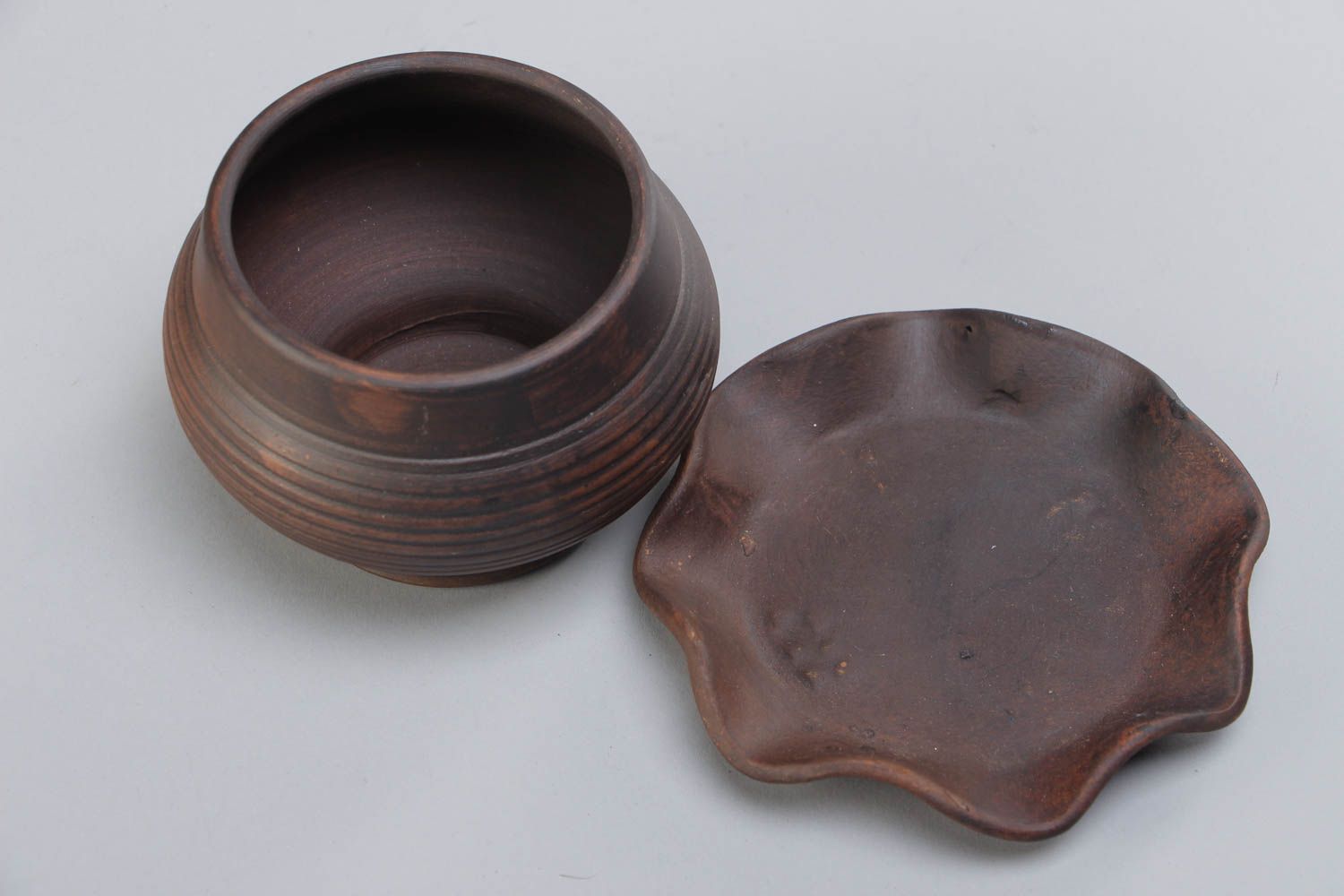 Petit pot à cuire en céramique brun avec soucoupe fait main cuit au lait photo 3