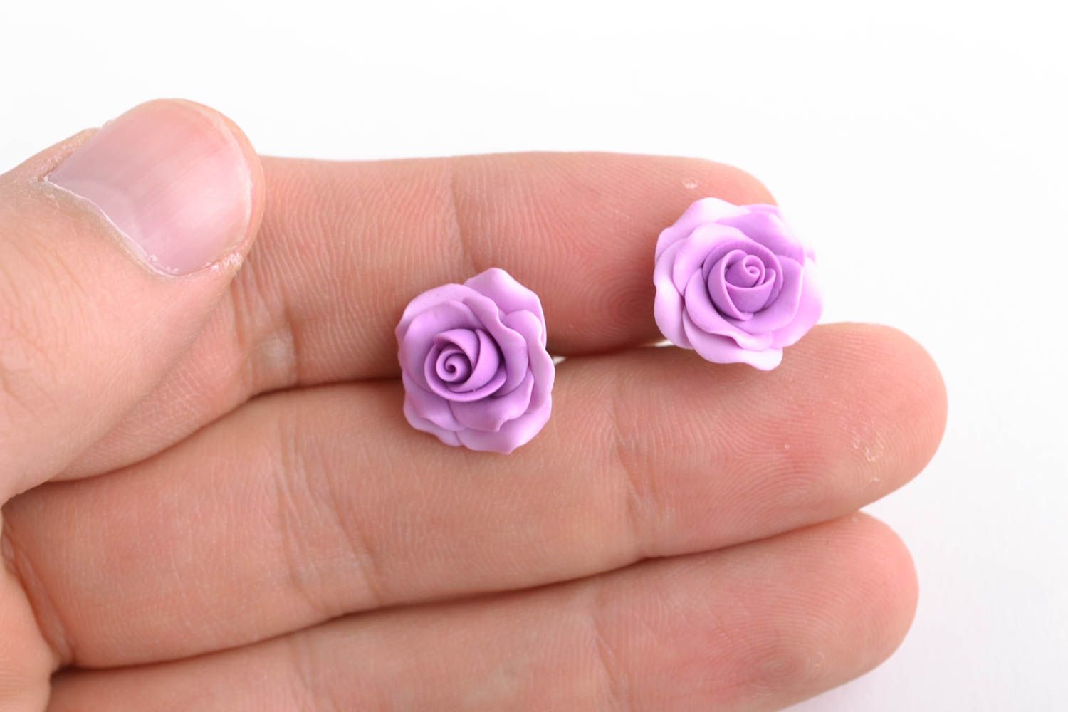 Boucles d'oreilles puces fleurs roses en pâte polymère faites main mauves photo 2
