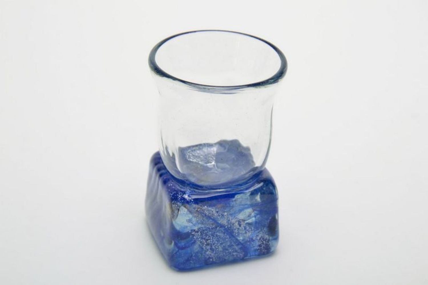 Verre en verre soufflé avec un fond bleu photo 3
