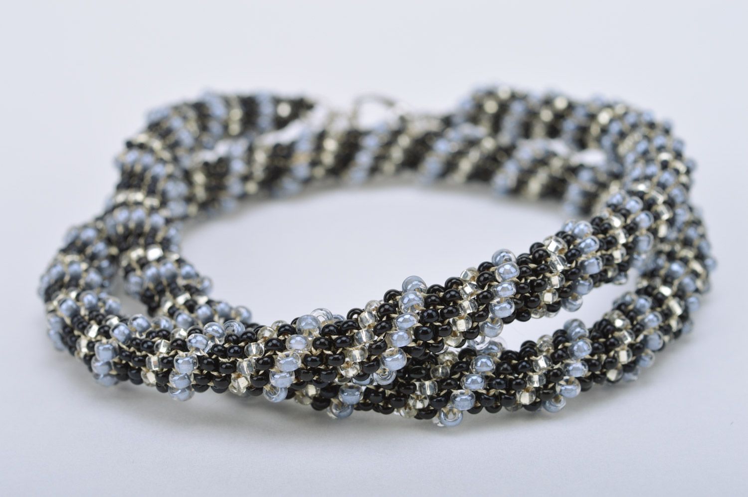 Collier spirale tressé en perles de rocaille noir et blanc bijou de créateur photo 4