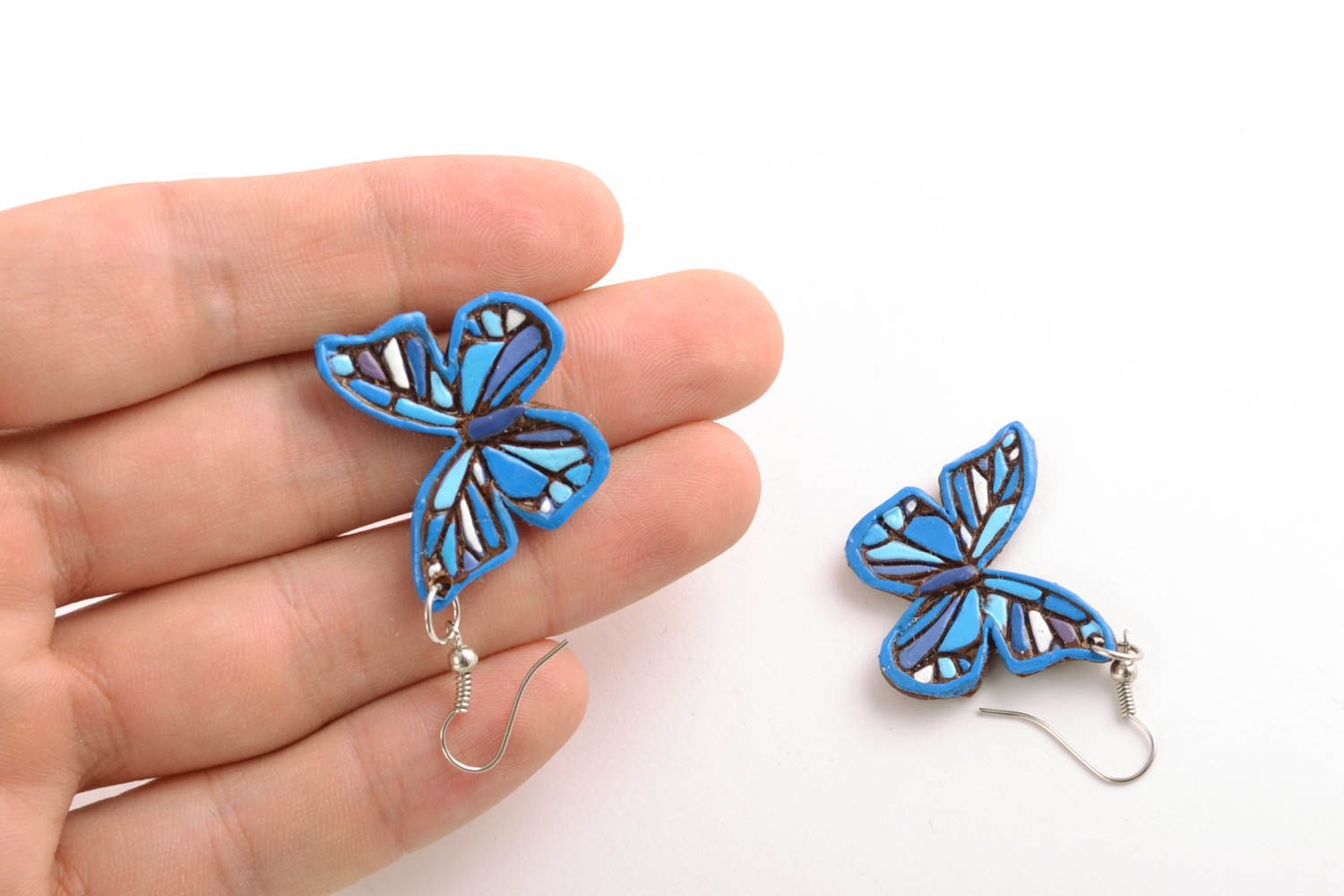 Boucles d'oreilles en pâte polymère faites main pendantes bleues Papillons photo 2
