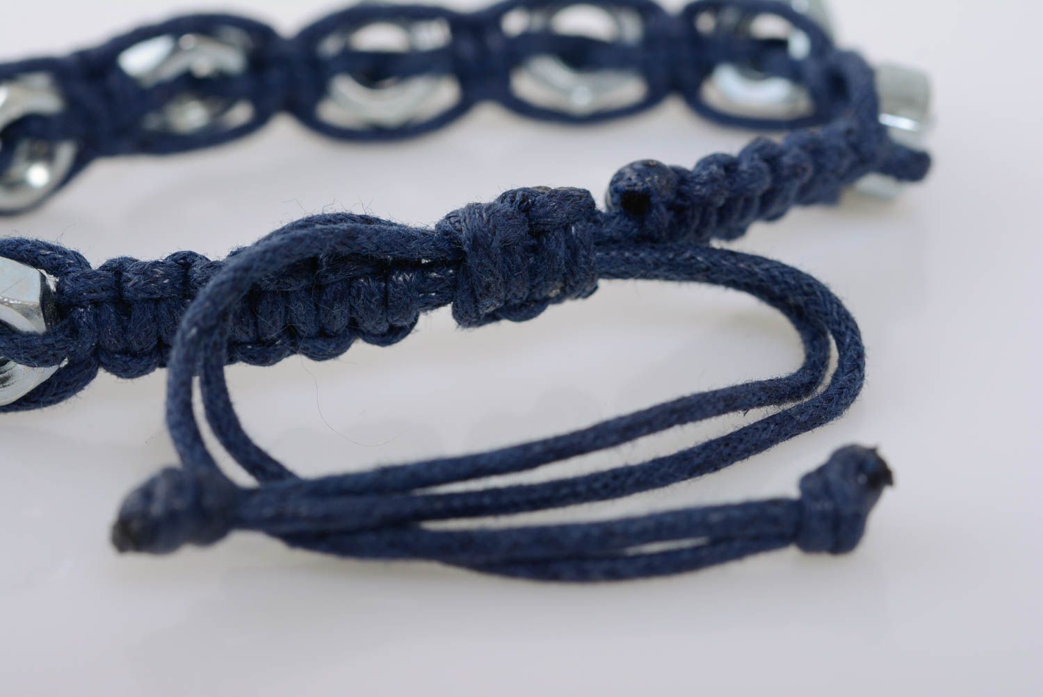 Bracelet macramé bleu en lacets cirés et écrous en inox fait main original photo 5