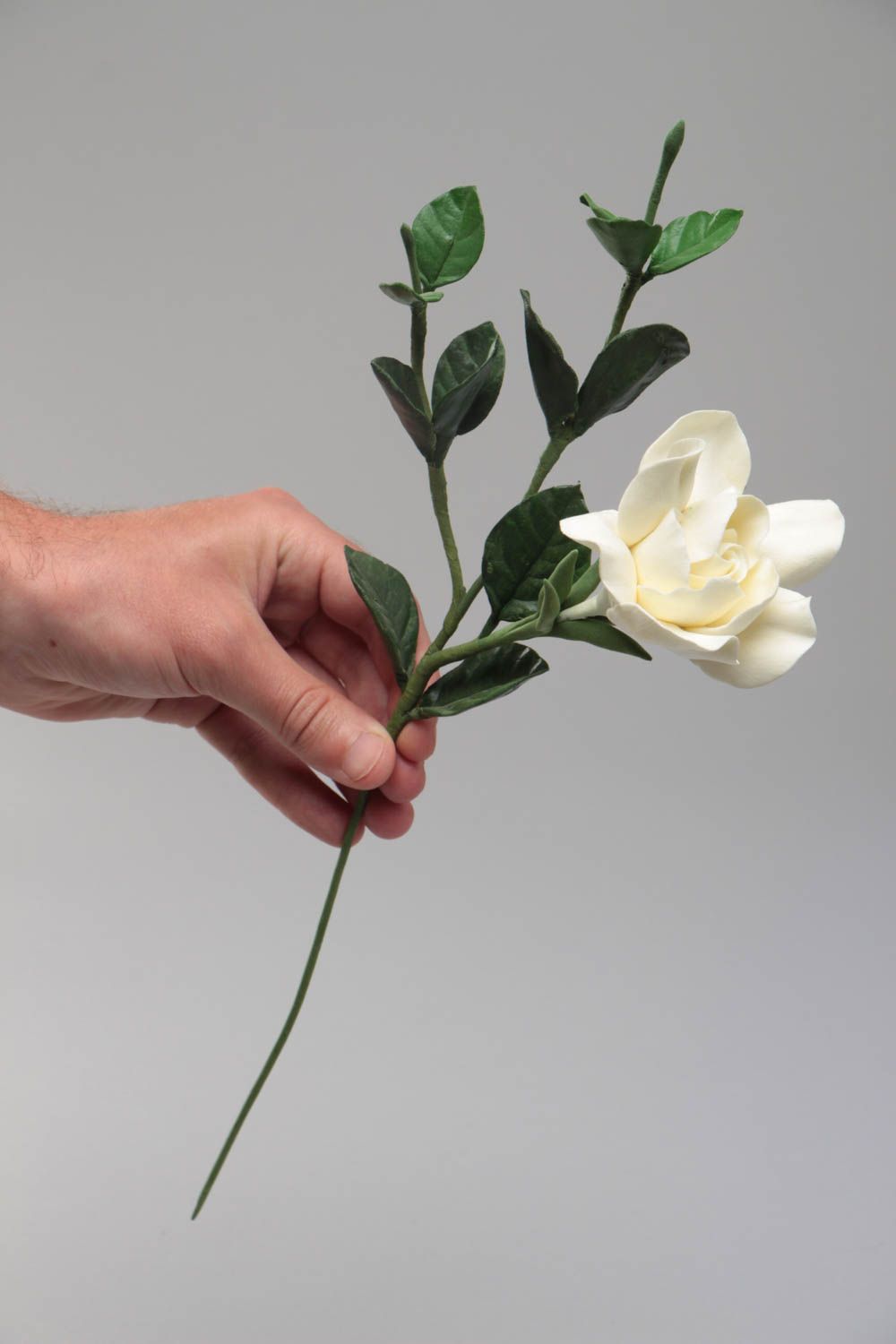Originelle künstlerische dekorative Blume aus Polymer Ton Weiße Gardenia foto 5