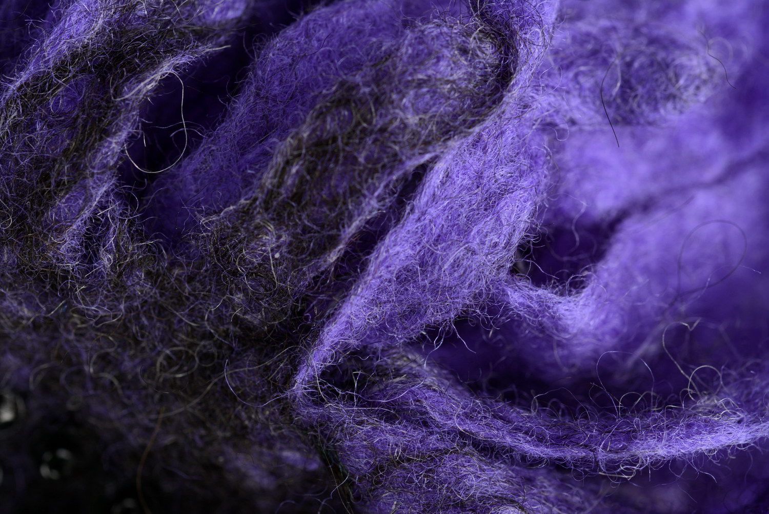 Broche en laine faite main Fleur violette photo 2