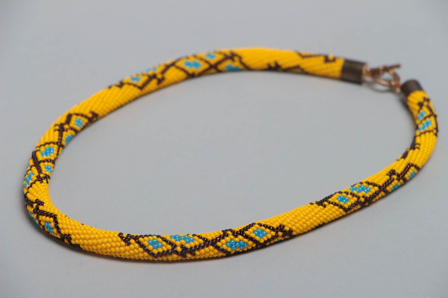 Длинный бисерный жгут ручной работы желтый с узором авторское украшение на шею  фото 3