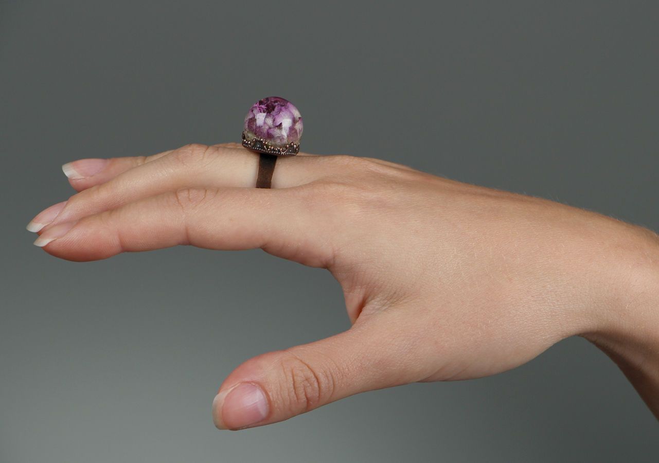 Кольцо из эпоксидной смолы с розой  фото 4
