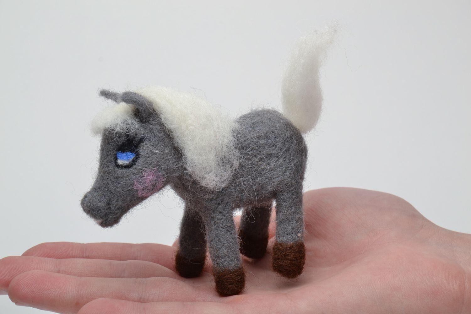Kuscheliges Spielzeug Esel aus Filzwolle foto 5