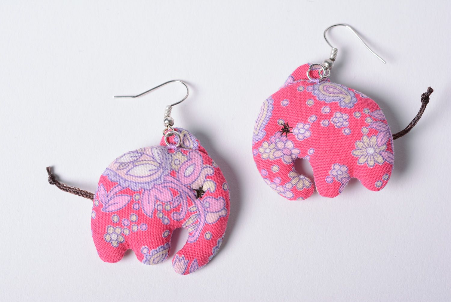 Pendientes artesanales de algodón y lino Elefantes foto 5