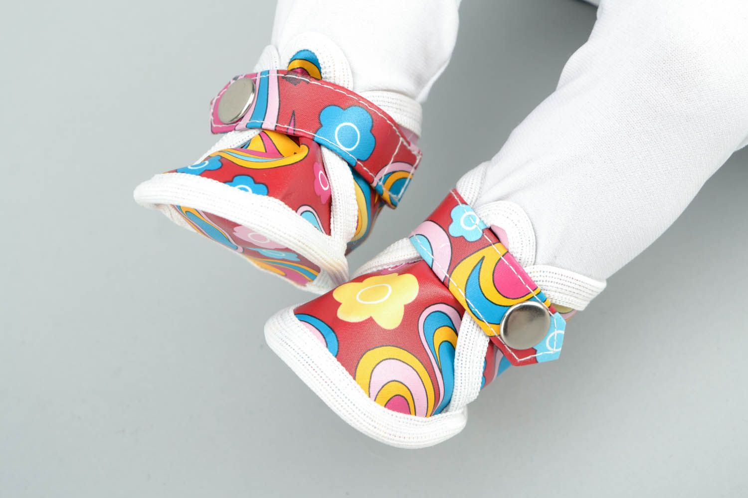 Zapatos para muñeca multicolores foto 3