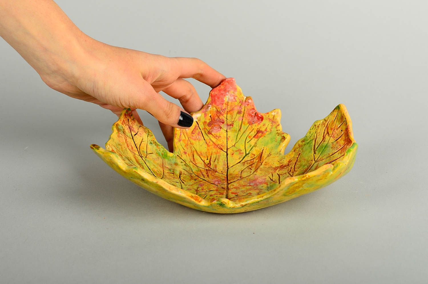 Керамическая тарелка handmade глиняная посуда расписная тарелка в виде листика фото 2