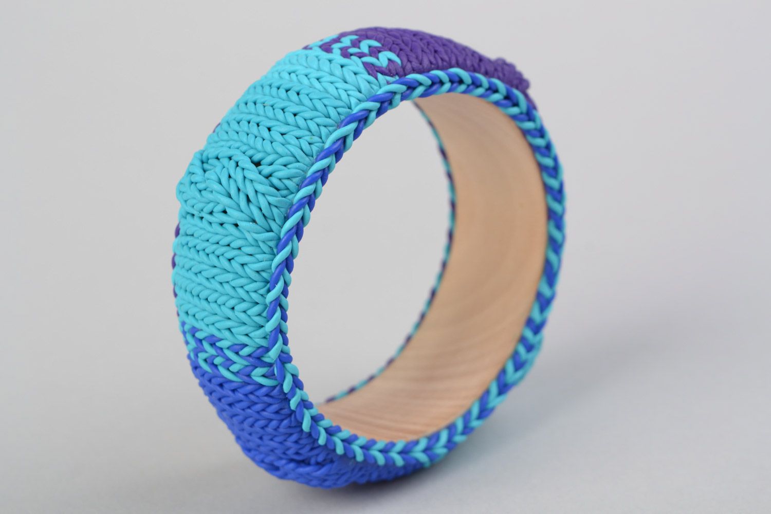 Handmade blau lila breites Armband aus Polymerton auf Holzbasis für Sommerlook foto 5