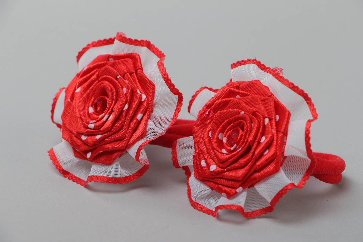 Deux élastiques cheveux en rubans de satin avec fleurs roses rouges originaux photo 2