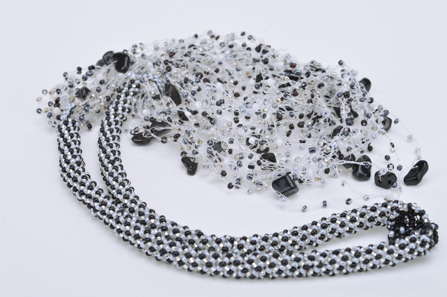 Long collier en perles de rocaille noir et blanc multirang fait main original photo 5