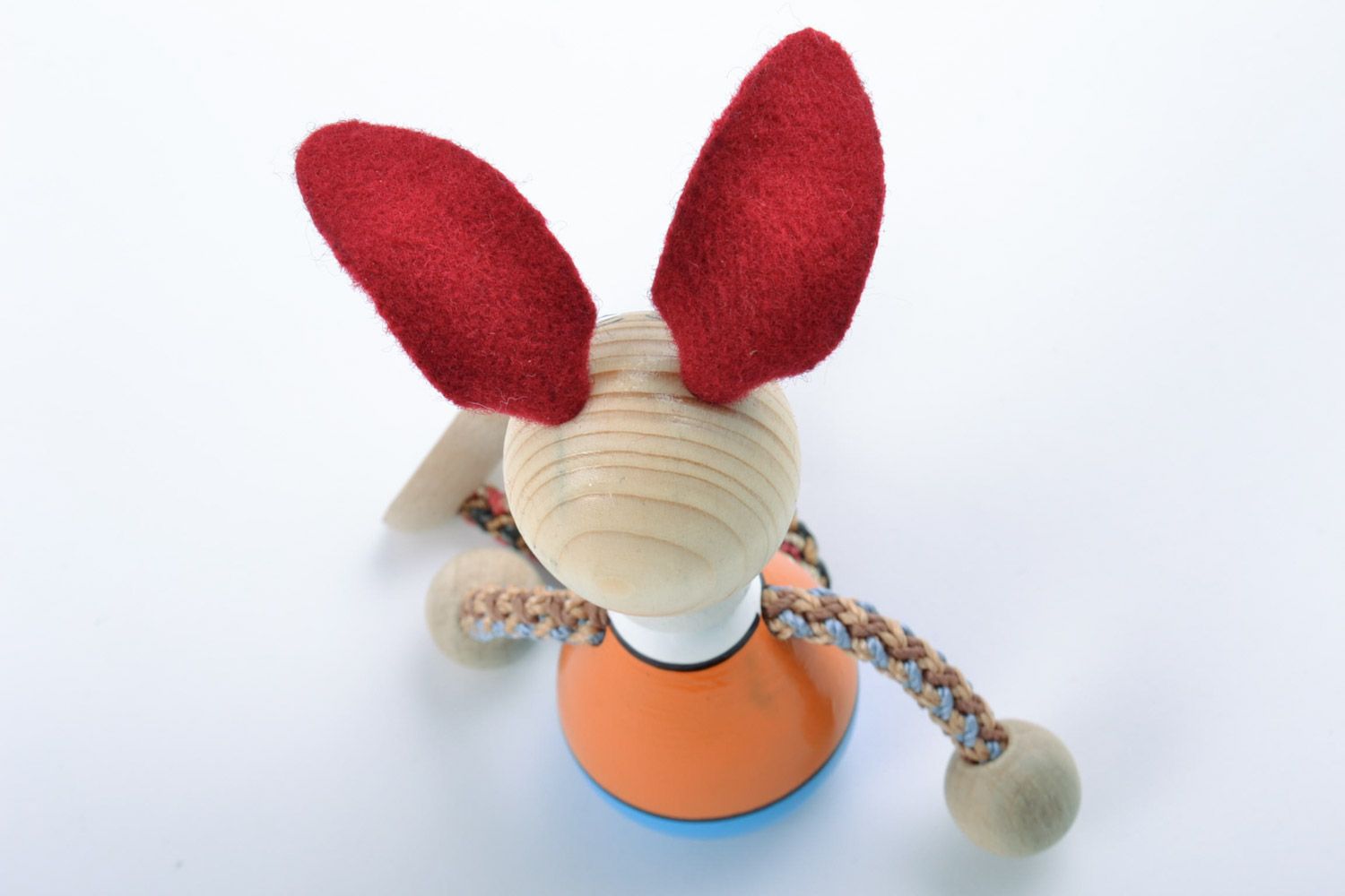 Деревянная игрушка в виде зайчика ручной работы расписанная эко красками фото 5