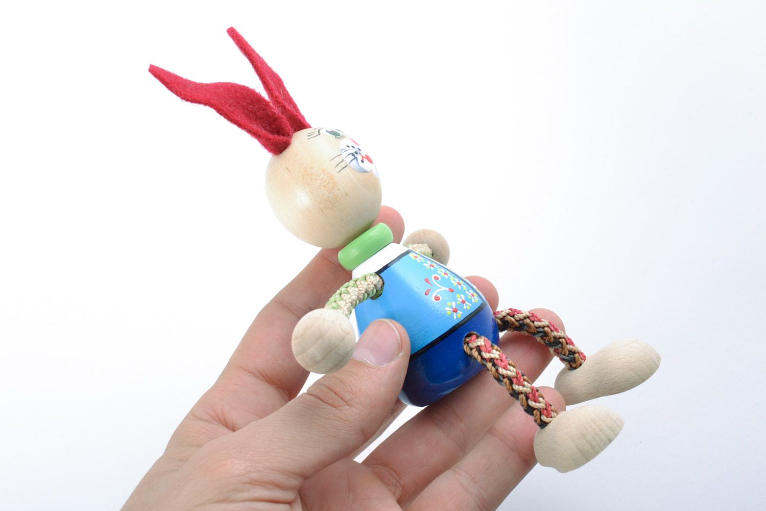 Öko Spielzeug Hase aus Holz mit Bemalung klein lustig grell Handarbeit foto 2