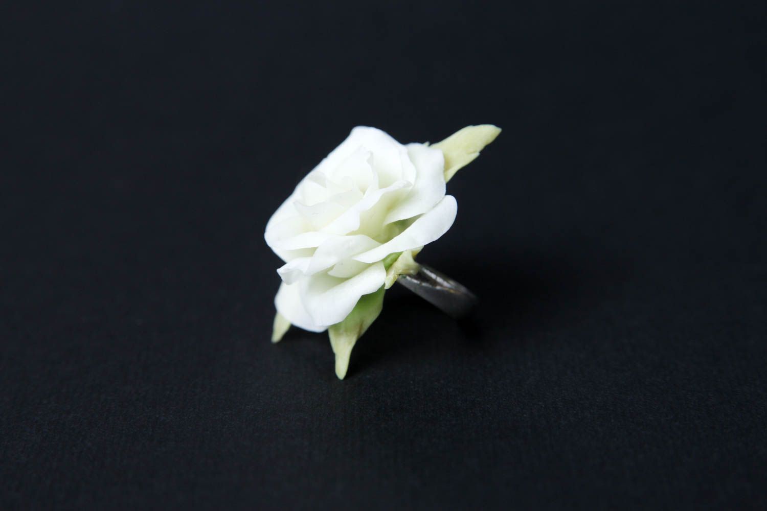 Anello con rosa bianca fatto a mano anello di metallo bigiotteria donna foto 5