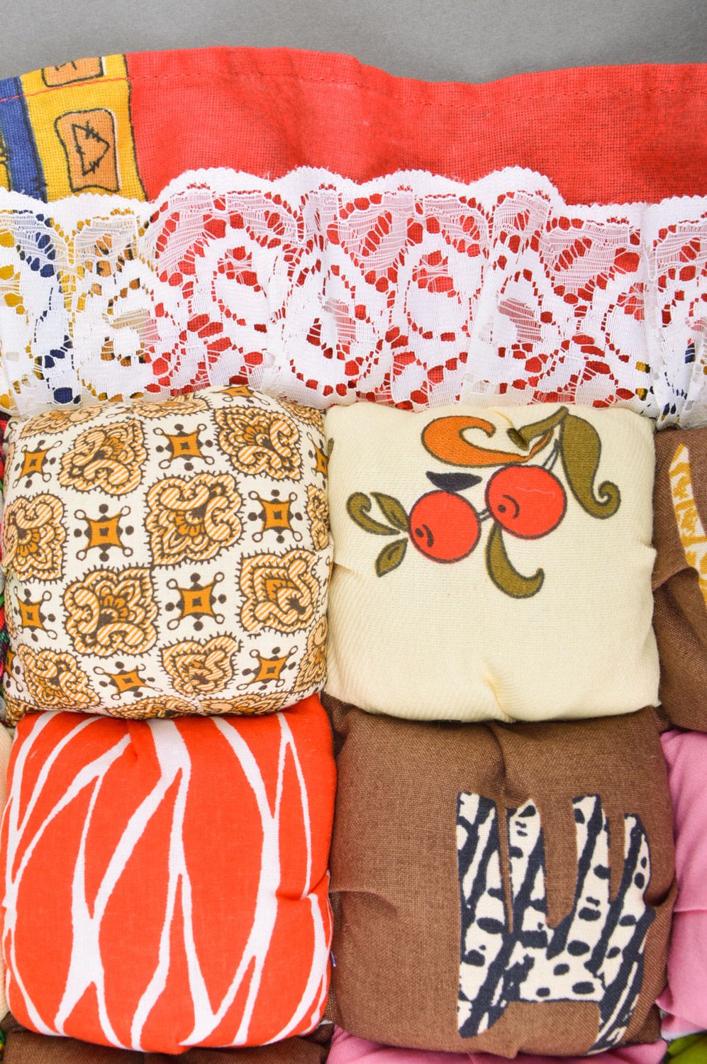 Чехол на подушку ручной работы из ткани авторский красивый с кружевом разноцветный фото 5