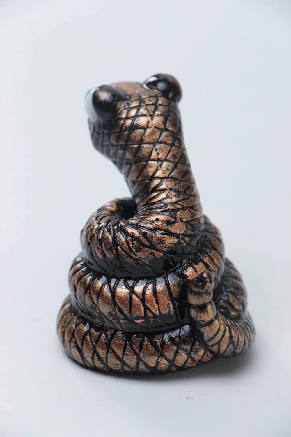 Kleine dunkle handgemachte keramische Statuette Schlange aus Gips für Interieur foto 3