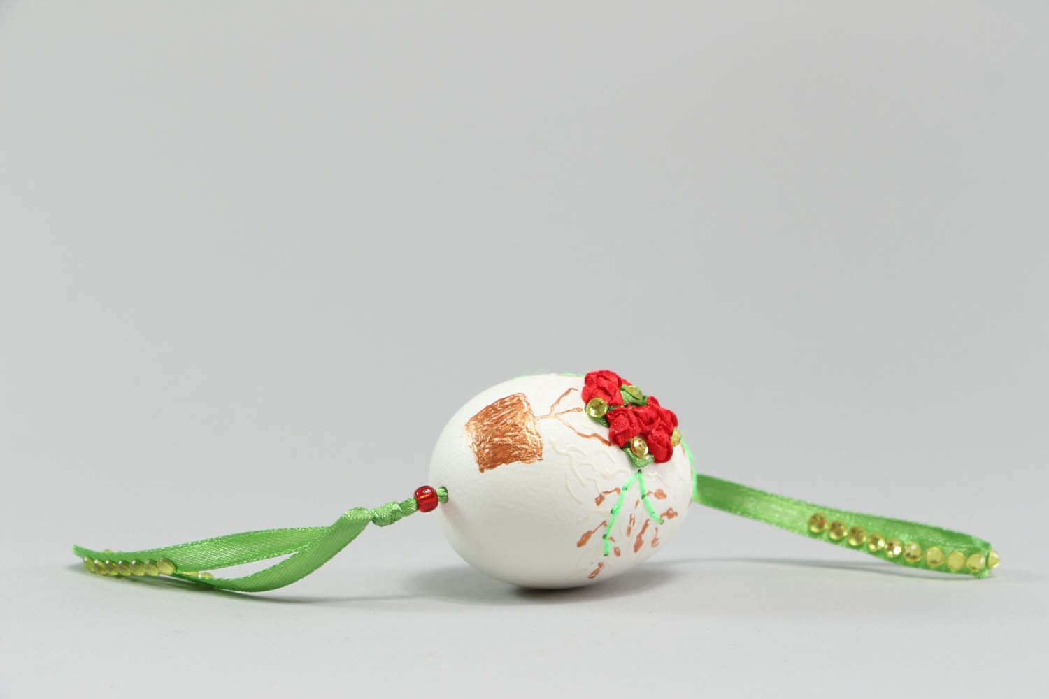 Pingente para a casa na forma de ovo esculpido decorado com fitas bordadas e pintado à mão foto 3