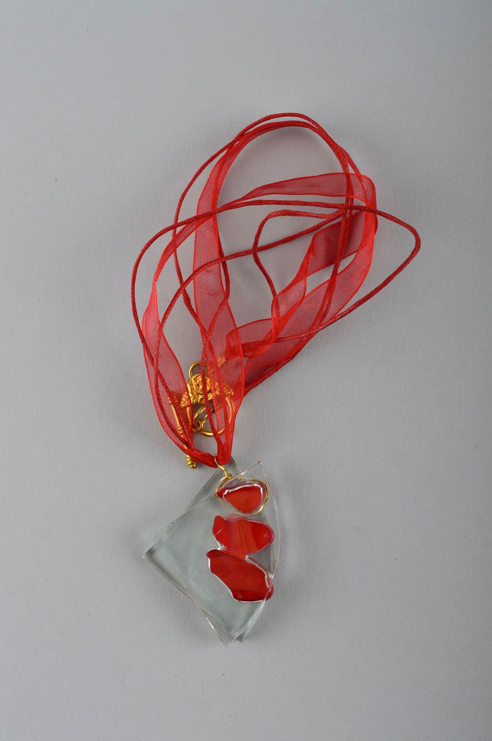 Pendentif en verre Bijou fait main sur rubans rouges Cadeau pour femme photo 1