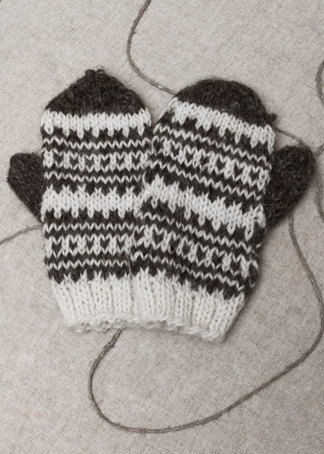 Woman's mittens knitted of wool photo 1