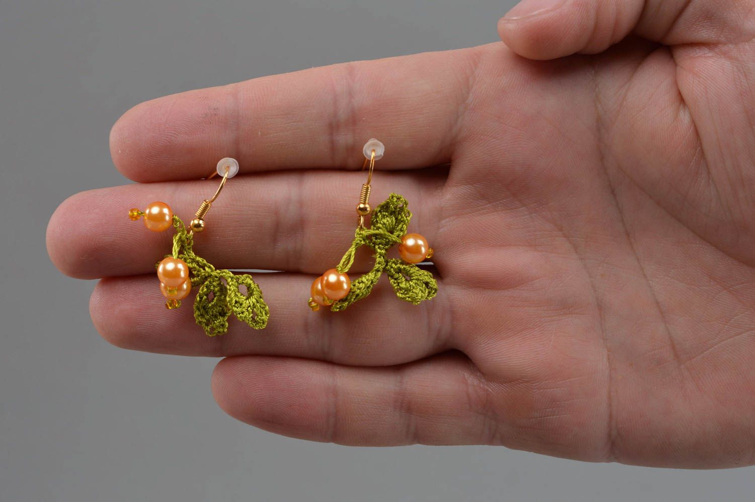 Petites boucles d'oreilles en fils textiles vertes faites main pour femme photo 4